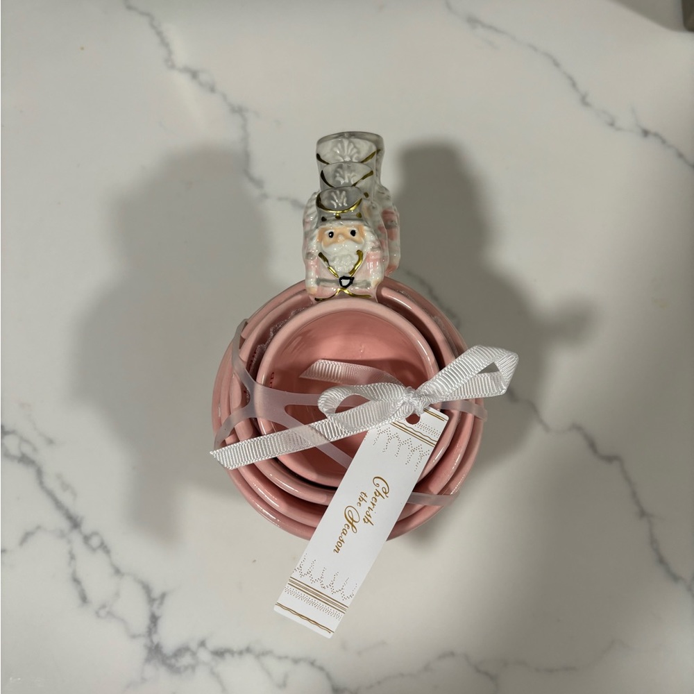 Viral nutcracker measuring cups